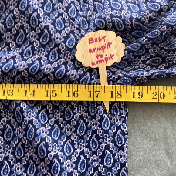 Old Navy Size XS blue & cream paisley printed blouse Made in India. 100% Viscose - Picture 7 of 12